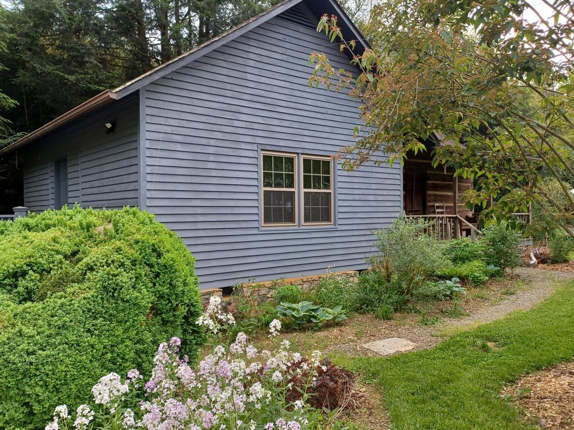 Restored1850S Log Cabin, With Gazebo And Gardens! 1 Mile To Downtown Weaverville Exterior foto