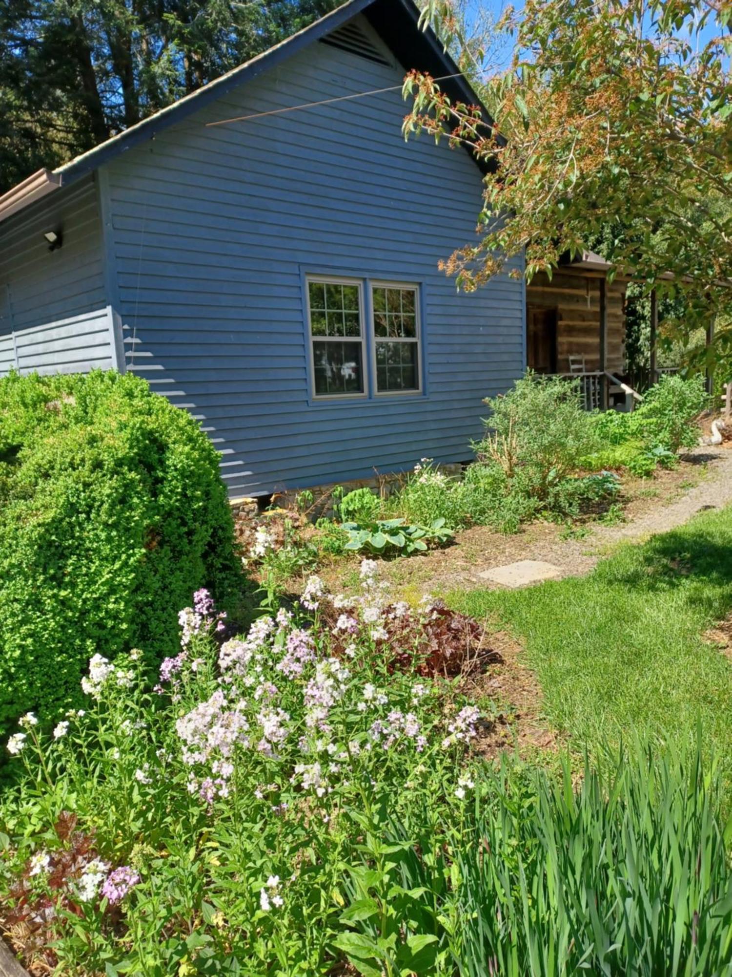 Restored1850S Log Cabin, With Gazebo And Gardens! 1 Mile To Downtown Weaverville Exterior foto
